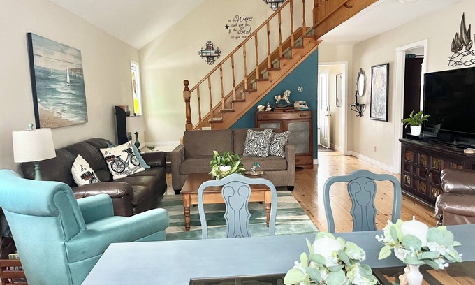 Bluewater Cottage | Crest Beach Lake House: 4-Season Getaway Between Bayfield and Grand Bend!