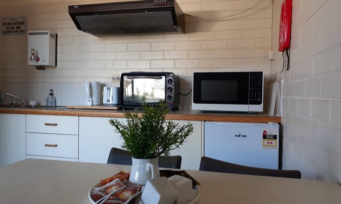 Queanbeyan Hotel | Crest Motor Inn