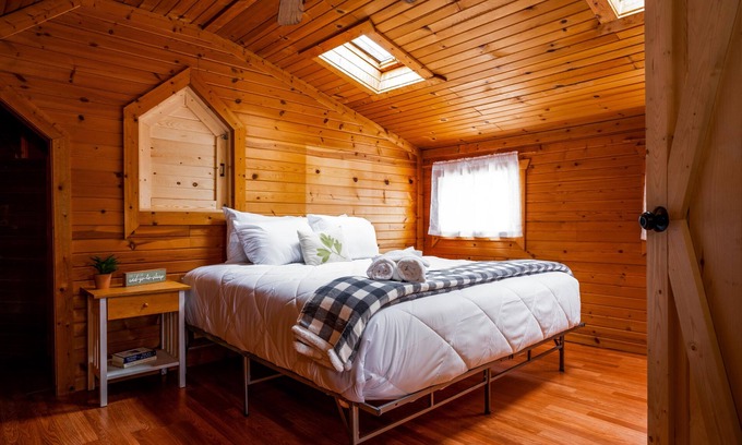 Como House | Crimson Cottage - 3BR & short walk to Lake Como!