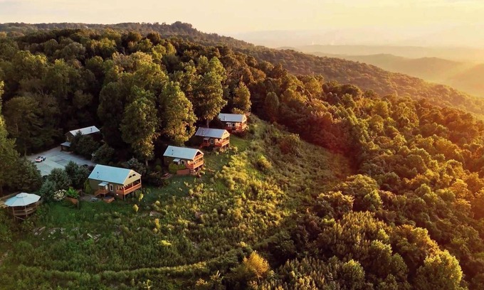 Bryant Cabin | Critter Corner Cabin – Cozy Bluffside Retreat