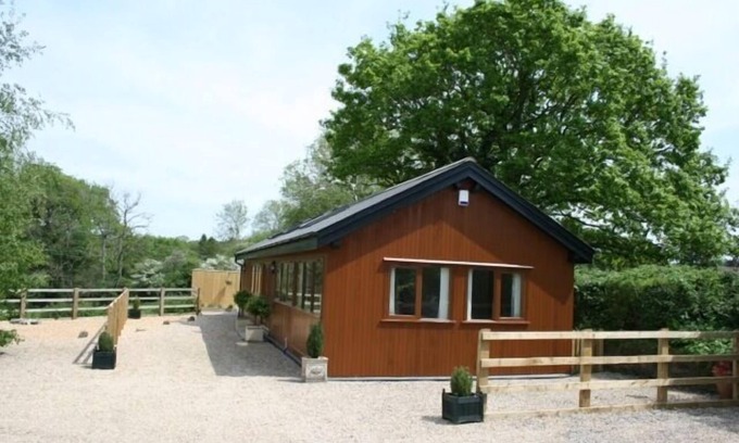 Crockerton Ski Chalet | Crockerton Lodge - Village Holiday Let close to Longleat House & Safari Park