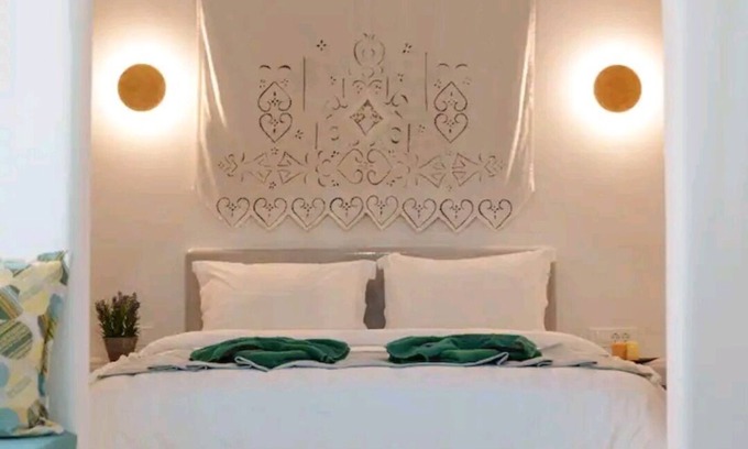 Akrotiri Apartment | Crocus traditional house minutes walk from caldera