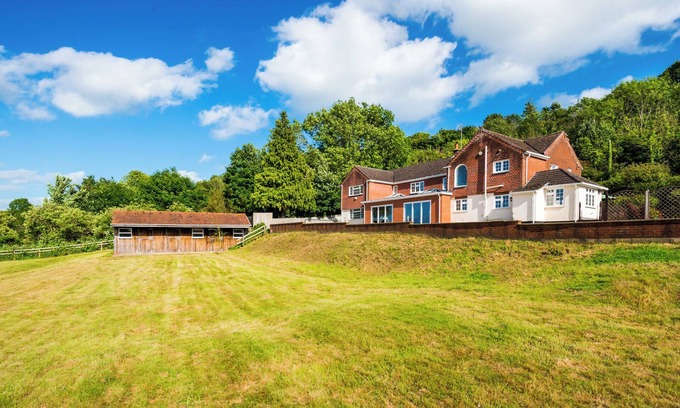 Winterbourne Earls House | Croft House Sleeps 14 Country Views & HOT TUB