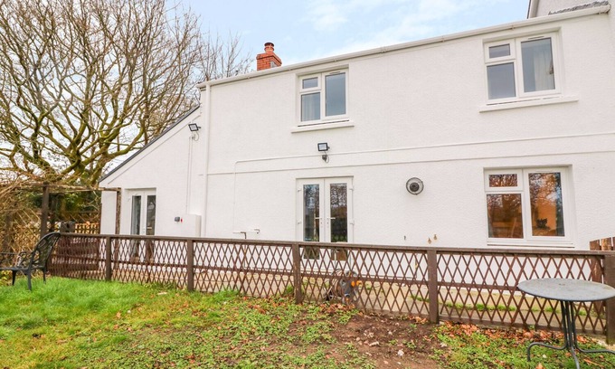 Ammanford Cottage | CROOKED HILL COTTAGE, pet friendly, with hot tub in Ammanford