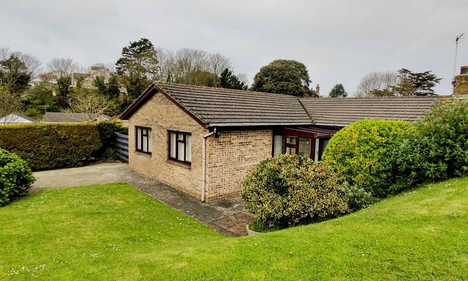 Bude House | Crooklets Reach walk to the Beach, Free Use of Private Beach Hut at the Sea Pool