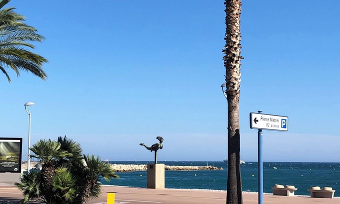 Cros-de-Cagnes Apartment | Cros de Cagnes-sur-Mer building facing the sea