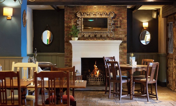 Pottersbury Hotel | Cross Roads Hotel by Greene King Inns