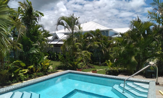 Hastings Cottage | Crotona Garden Upper Cottage 1 Bed Apt, Pool, Lush, Tropical, 2 Min Walk to Sea