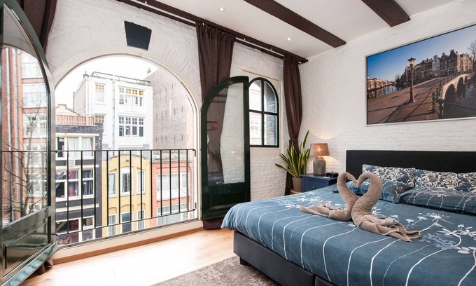 Burgwallen Nieuwe Zijde House | Crown Guesthouse Amsterdam