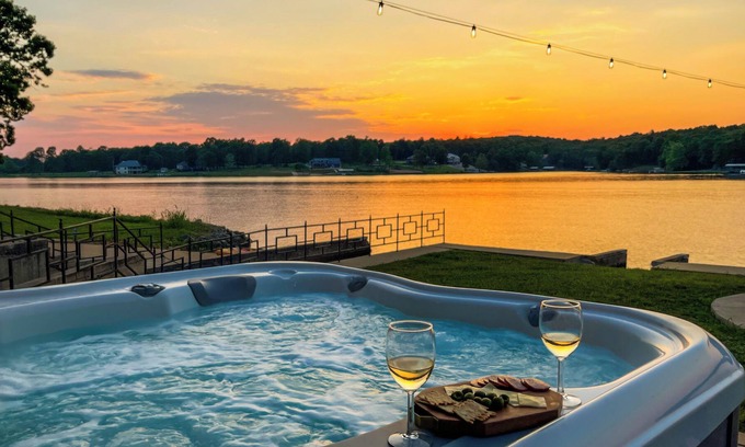 Horseshoe Bend House | Crown Lake Moat House - 3 Ensuite Bedrooms, Lakefront w hot tub and much more!