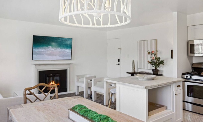 Aurora Highlands Condo | Crystal City Boutique Flats 2BR/Free Parking 204