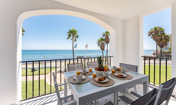 Sitio de Calahonda Apartment | CS261 Doña Lola Renata - Stunning 2 bedroom frontline beach apartment, Calahonda, Mijas Costa