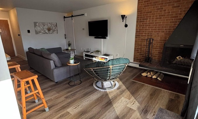 University Park Condo | CSU/Old Town steps away. Indoor Pool! Full reno Jan 2025!