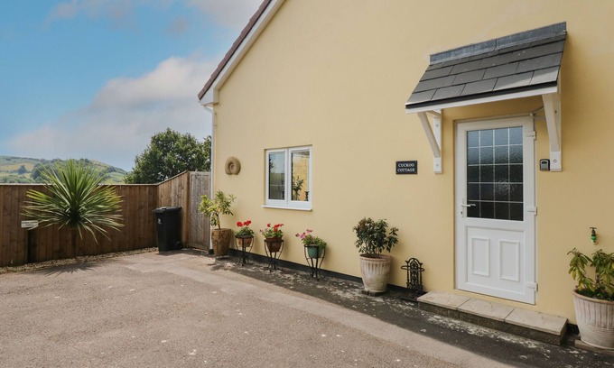 Bridport Cottage | CUCKOO COTTAGE, romantic, with a garden in Bridport