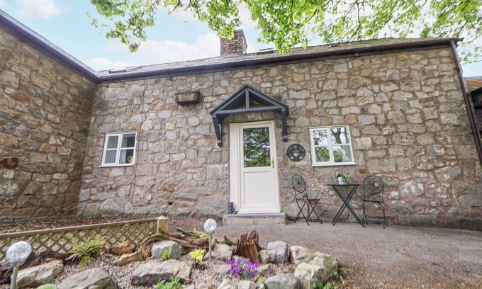 Cymau Cottage | CUDDFAN AT SWALLOW COTTAGE, romantic, with a garden in Coedpoeth