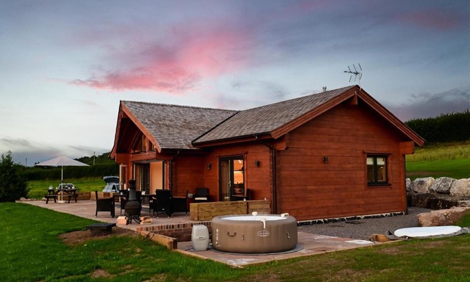 Graig House | Cuddfan Lodge on a Beautiful Lake