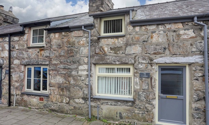 Tremadog Cottage | CUDDFAN, pet friendly, with a garden in Tremadog