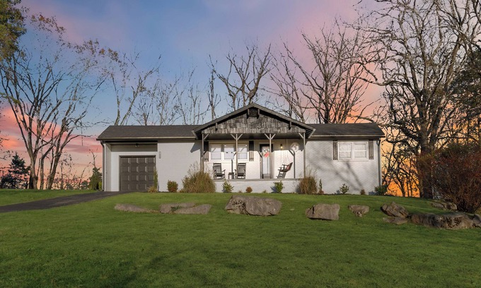 Bronston House | "Cumberland Shoreline Retreat" Waterfront Access, Fun, Hot Tub, Marinas