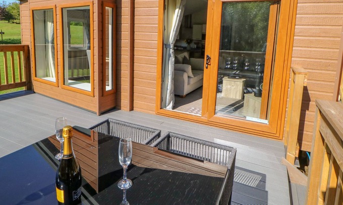 Kiplin Cabin | CUMBRIA, family friendly, with hot tub in Scorton, Richmond