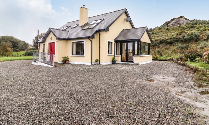Lauragh Cottage | CURRAHA, pet friendly, with open fire in Lauragh, County Kerry