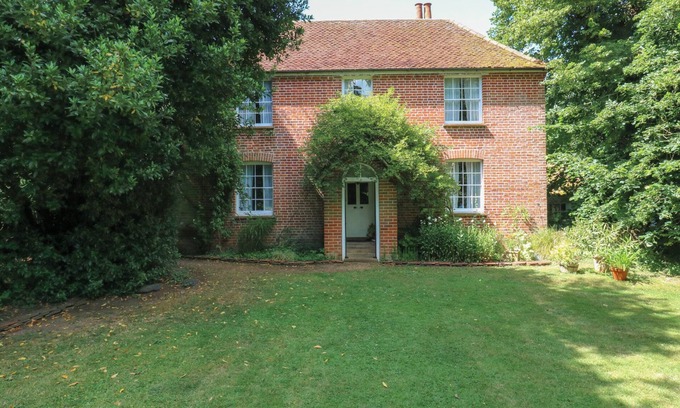 Bradwell-on-Sea Cottage | CURRY FARM, pet friendly, with a garden in Bradwell-On-Sea