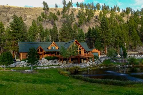 Conner House | Custom Bitterroot Valley Cabin with Hot Tub and Views!
