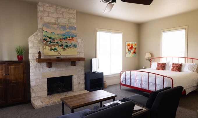 Kyle Hotel | Cute 1 bedroom cottage offering stunning views of the Texas Hill Country.