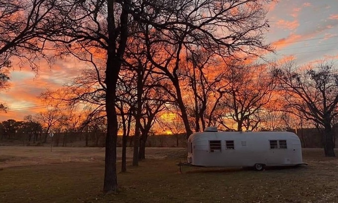 Tow House | CUTE 1962 RV with huge screened in gazebo ~1 mile from winery