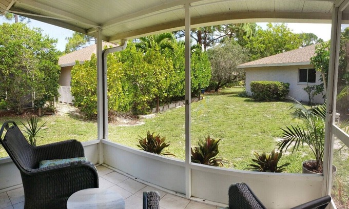 Park East Villa | Cute 2/2 near downtown and beaches! 1 hour from Tampa's theme parks & museums!