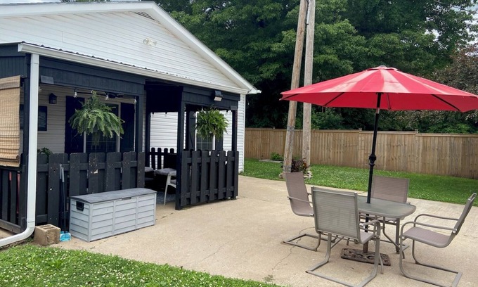 Ash Grove House | Cute 3 bedroom home sleeps up to 11 w/6 beds. Branson & Stockton Lake nearby