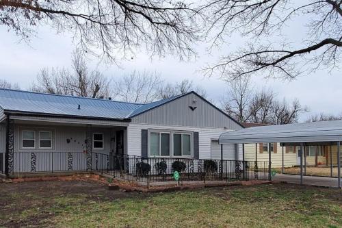 Wichita House | Cute 3BR 3BA Handicap Acc BR and BA WIFI SMART TV
