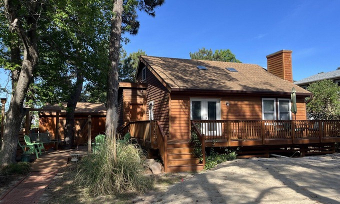 Nags Head Cottage | Cute and Cozy-Central Nags Head🐶 Dog Friendly🌊Walk to Beach and Sound⛱
