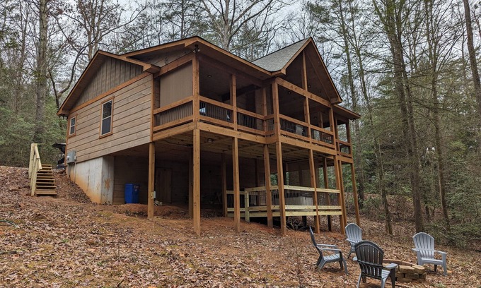 Cashes Valley Cabin | Cute Cabin 10mins from Blue Ridge, wifi, hot tub Hiking and waterfalls near