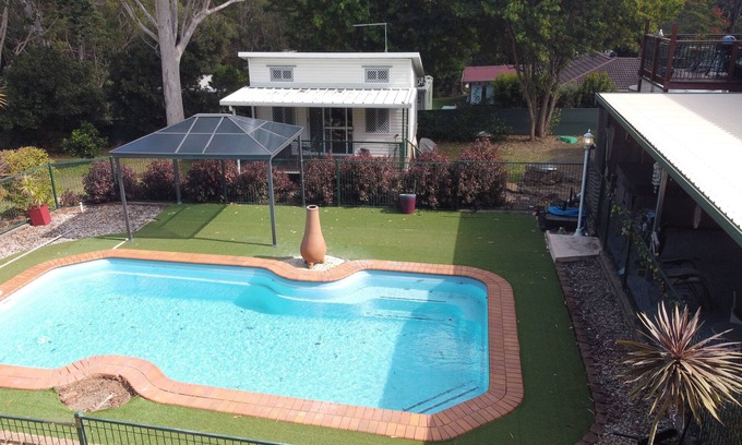 Burpengary Cabin | Cute Cabin with Pool, Sauna, Hot Tub & Day Spa, Pet Friendly