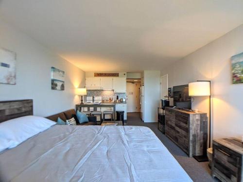 Weirs Beach Apartment | Cute Cedar Lodge Studio with Balcony & Lake Views!