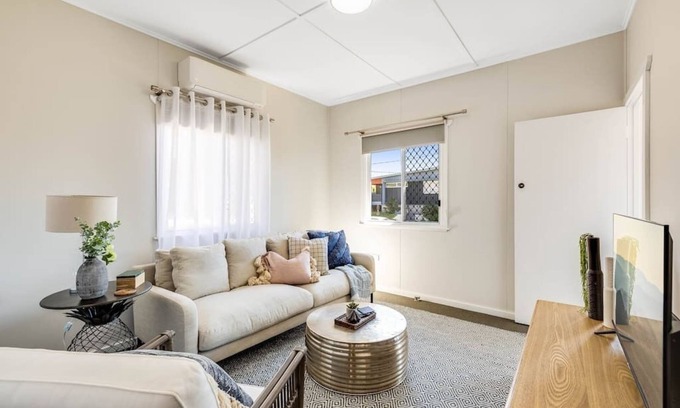 East Toowoomba House | Cute & Cheerful! Close to CBD & Gorgeous Parkland!