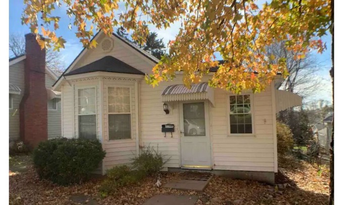Atchison House | Cute & Comfy Bungalow
