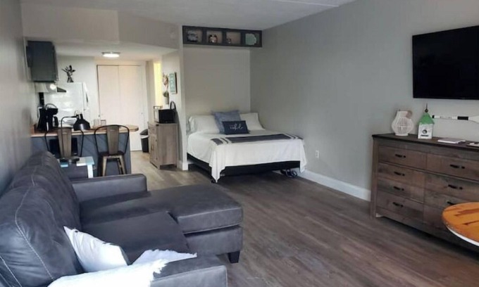 Huddleston Apartment | Cute condo with pool