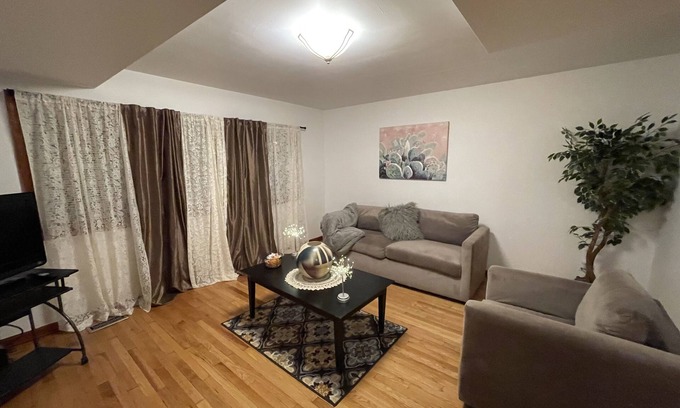 Ravenswood Apartment | Cute, Cozy, Elegant Budlong Woods