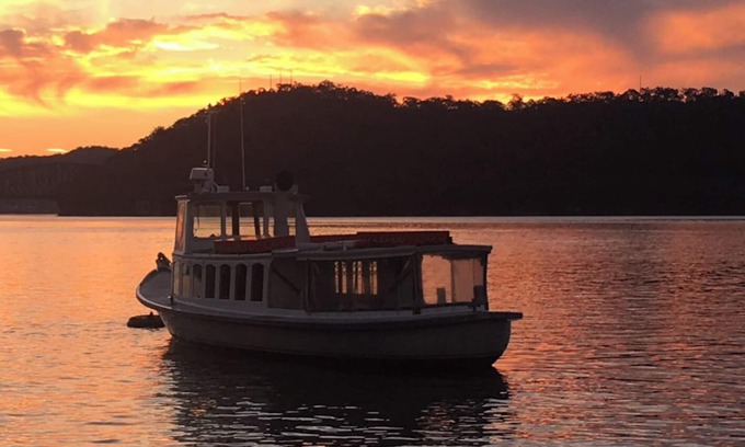 Little Wobby House | Cute Hawkesbury River shack w/jetty, kayaks, bush & artist studio. Dogs ok.