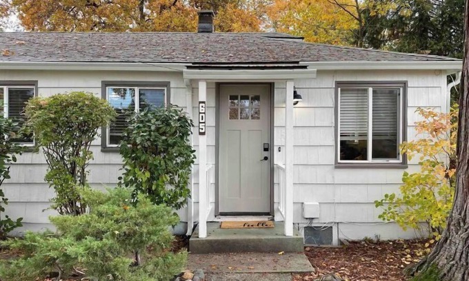 Grants Pass House | Cute Home with fully fenced yard Hot Tub and Fire Pit.