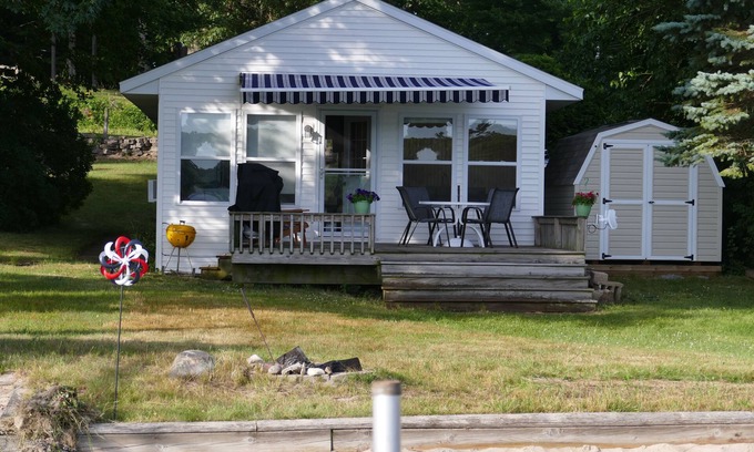 Grant Cottage | Cute lakefront cottage on all-sport Little Sand Lake