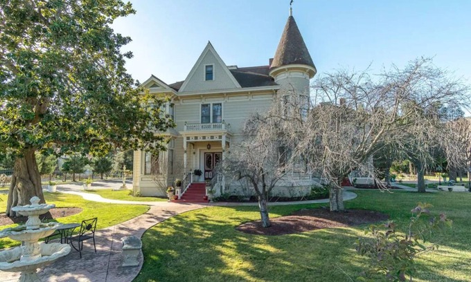 Salinas House | Cute Queen In Mansion near Beach Monterey Carmel
