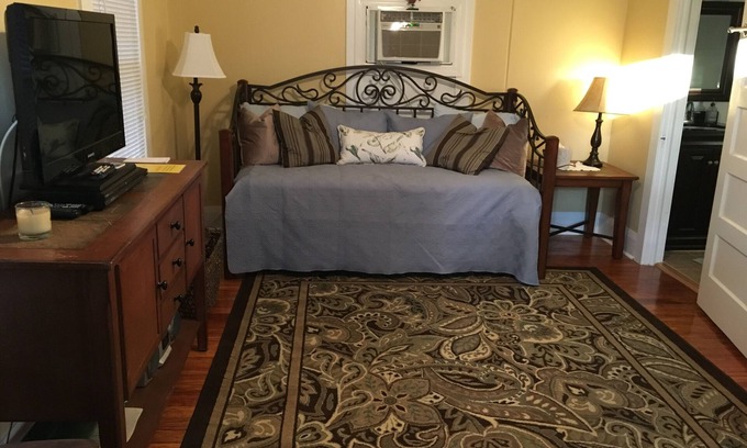 Bartow Apartment | Cute "Treehouse" Apartment