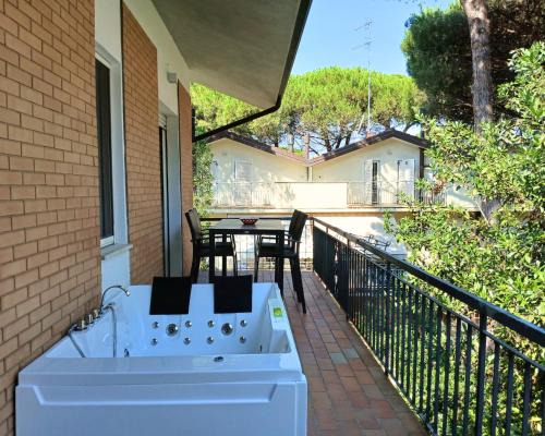 Milano Marittima Apartment | CV018 - Milano Marittima, elegante trilocale con vasca idromassaggio