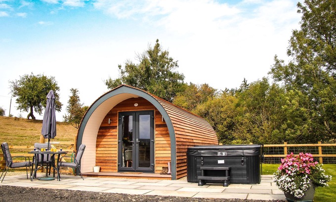 Newcastle-on-Clun Cottage | Cwm Hapus - Glamping Pod with Hot Tub Sleeping 4 guests, Pet Friendly