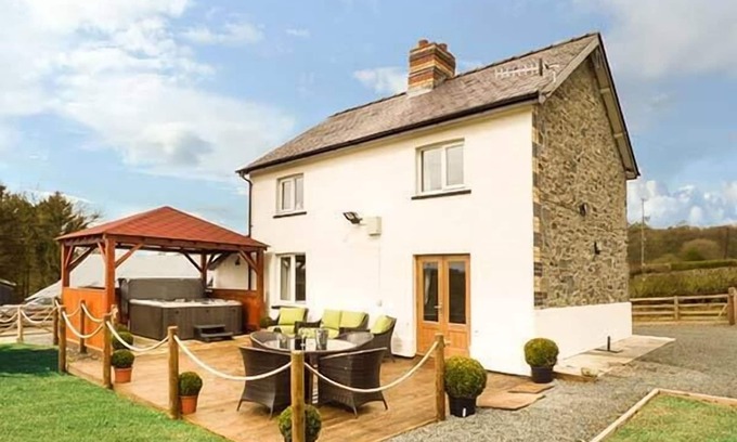 Llandrindod Wells House | CWMCELYN, family friendly, luxury holiday cottage in Rhayader