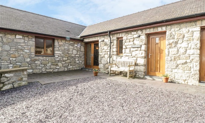 Penmon Cottage | CWT BLAWD, pet friendly, country holiday cottage in Llangoed