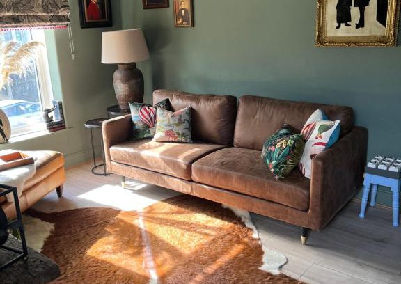 Llantrisant House | CWTCH COTTAGE Llantrisant 2 bed home - sleeps 4