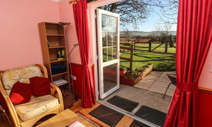 Banc-y-felin Cottage | CWTCH COWIN, pet friendly, country holiday cottage in Bancyfelin